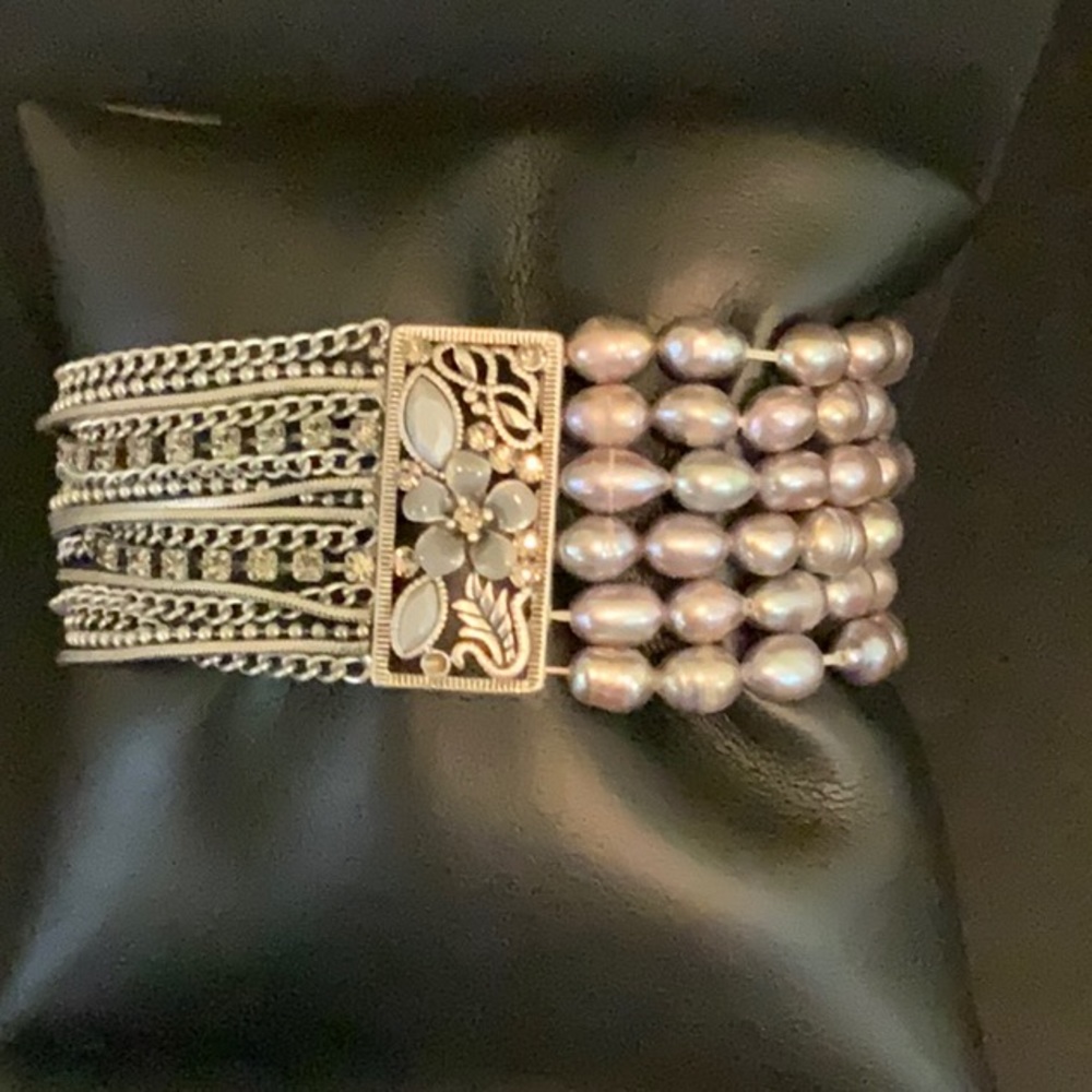 Silver chain and gray pearl fashion bracelet.